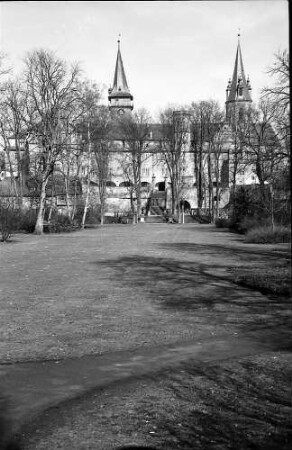 Öhringen: Parkseite des Schlosses mit Wiese