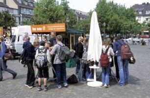 Platz mit Umfragestand