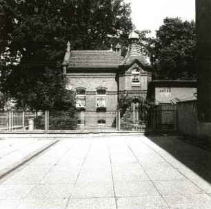 Cottbus, Ewald-Haase-Straße 12. Villa der Tuchfabrik Grovermann (Kindergarten) (wohl 1912). Nebengebäude (Hausmeisterwohnung)