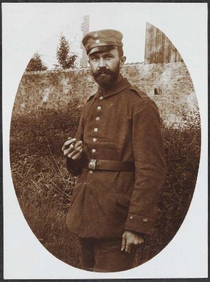 Portrait Rudolf Zimmermann : Portrait von Rudolf Zimmermann in Uniform mit Zigarre in der Hand