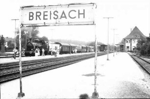 Breisach: Kaiserstuhl Express-Rebenbummler, stehend im Bahnhof, mit Bahnhofsschild Breisach