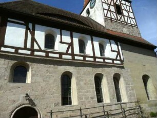 Altheim-Evangelische Kirche-Langhaus von Süden über Traufseite (im Kern Romanisch 12 Jh)-Fachwerkobergeschoß von 1723 (mit Überformung des Langhauses) sowie Südanbau am Kirchturm
