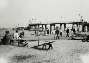 Swinemünde, Strand : Swinemünde (Swinoujscie/Polen). Strand mit Badgästen und Spaziergängern. Blick auf die Seebrücke
