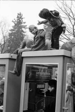 Freiburg: Narrenbuben auf der Telefonzelle