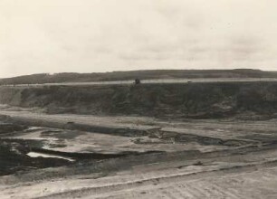 Zeißholz südwestlich Hoyerswerda. Kippengelände (Unterflurkippe), Zuschütten des ausgekohlten Tagebaues Clara III mit Grauwackenzug im Hintergrund (Oßlinger Berge)