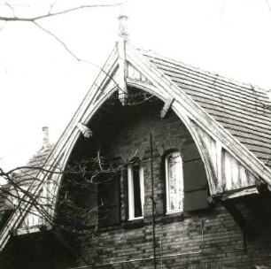 Cottbus. Wasserwerk 1, Straße der Deutsch-Sowjetischen-Freundschaft. 1897. Beamtenwohnhaus. Zwerchgiebel