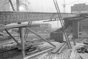 Bau einer Fußgängerbrücke über die Kriegsstraße in Höhe der Lammstraße.