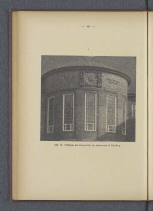 Abb. 38. Mittelbau mit Bronze-Uhr am Johanneum in Hamburg.