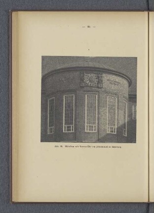 Abb. 38. Mittelbau mit Bronze-Uhr am Johanneum in Hamburg.