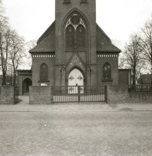 Döbern. Katholische Kirche (1905/1906). Teilansicht von Süden