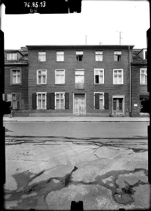 Potsdam, Gutenbergstraße. Wohnhaus. Straßenfront