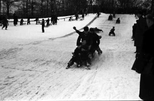 Berlin; Wilmersdorf: Schnee in Berlin; Rodelbetrieb im Stadtpark