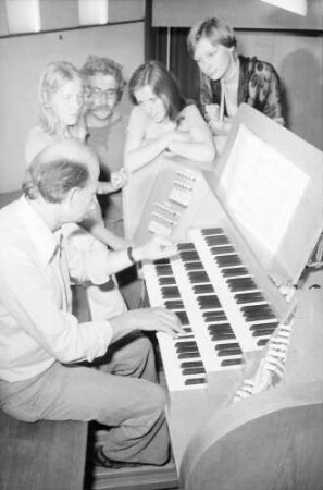 Freiburg; Littenweiler: Pädagogische Hochschule; Klasse für Orgelmusik, an der Orgel Prof. Müller-Lance und Studenten