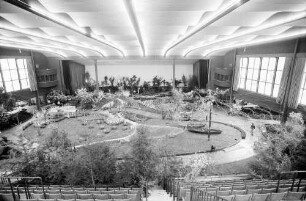 Freiburg: Stadthalle, Blumen- und Gartenausstellung, Gesamtanlage in der Stadthalle, von oben