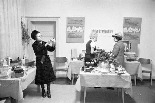 Ausstellung der Verbraucherberatung Karlsruhe zu Weihnachtsgeschenken in ihren Räumlichkeiten in der Südlichen Hildapromenade 2
