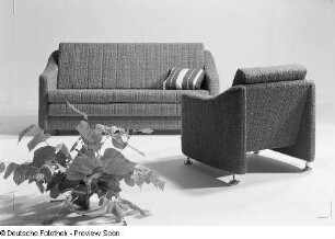 Sofa : Sitzgruppe (1972; Sächsische Sitzmöbelwerkstätten Waldheim). Ansicht mit Sessel und Sofa