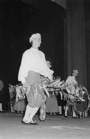 Darbietung der Tanzgruppe des Ensembles der NVA Erich Weinert (EWE) anlässlich des II. Deutschen Turn- und Sportfestes