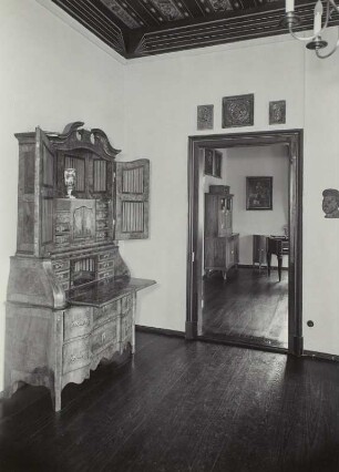 Kunsthandwerksammlung, Raum K, Durchblick ins Biedermeierzimmer