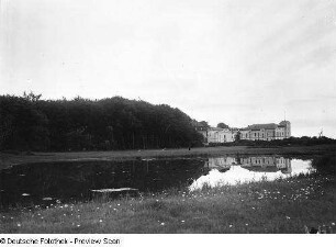 Blick über den Golfteich zu den Häusern "Anker" und "Bischofsstab" : Golfteich am östlichen Rand des Ortes. Blick gegen die Häuser "Anker" und "Bischofsstab" (1857/1865)