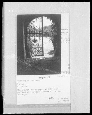 Frohburg, Schloss : Frohburg. Schloß. Blick durch das Hauptportal am Süd-Flügel mit schmiedeeisernem Gitter zum Rittergut