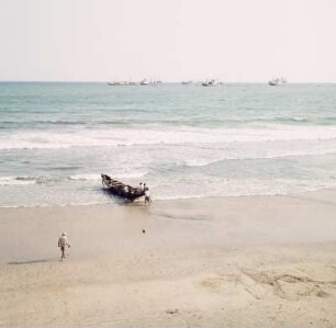 Surfboat, Accra : Accra (Ghana). Surfboat wird am Strand zu Wasser gelassen. Im Hintergrund Frachtschiffe auf Reede, 15. Februar 1959