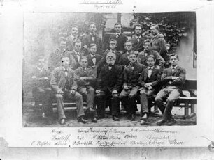 "Prima Realis". Gruppenaufnahme mit Professor Knochenhauer (1. Reihe Mitte). Fotografie mit Unterschriften