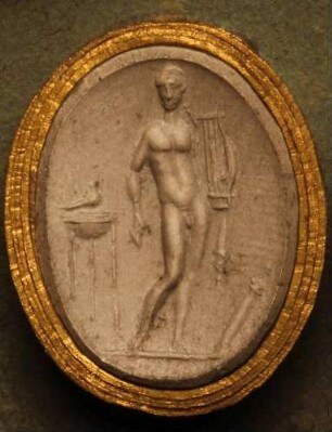 Stehender Apollo mit Leier, daneben ein Vogel auf einem Dreifuß (Daktyliothek, Erstes Mythologisches Tausend)