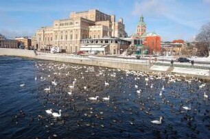 Stockholm - Opernhaus im Winter : Opernhaus und die dunelrote barocke Jakoobs Kyrka im Königlichen Lustgarten, aufgenommen 2006 in Stockholm