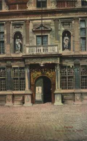 Portal des Justizpalastes in der belgischen Stadt Furnes (Veurne)