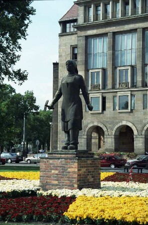 Dresden, Skulptur Trümmerfrau : Dresden-Altstadt. Skulptur "Trümmerfrau" vor dem Neuen Rathaus