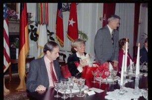Fotografie: Dinner für Général Roger Gosset in der Residenz von Major General Walter Yates in Berlin-Dahlem