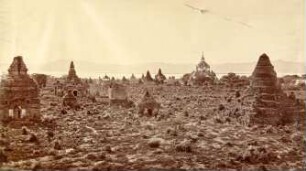 Die Ruinentempel von Bagan Gesehen von der Thatpinnyu Pagode.