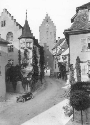 Meersburg, Marktplatz : Meersburg. Marktplatz mit Gasthof "Zum Bären" (Nr. 11) und Obertor (1442, Stadtseite)