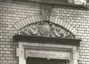 Dresden-Neustadt, Radeberger Straße 32. Wohnhaus (um 1895). Fensterbekrönung (Erdgeschoß)