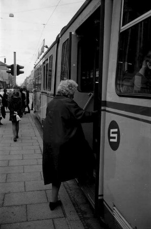 Einführung einer an Einkommensgrenzen gebundenen Monatskarte für Rentner bei der Städtischen Straßenbahn Karlsruhe