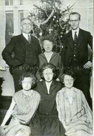 Wilhelm und Christine Pieck mit ihren Kindern an Weihnachten