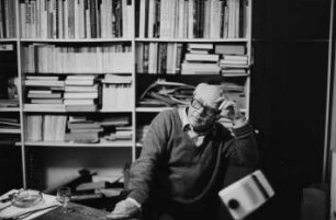 Dr. Erhard Frommhold, Cheflektor des Verlags der Kunst, in seinem Arbeitszimmer