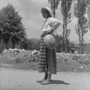 Roma-Mädchen mit Wasserflasche in Karlowo im Rosental