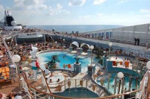 Kreuzfahrtschiff "Musica" : Promenadendeck des italienischen Kreuzfahrtschiffes "Musica", 2550 Passagiere, als Neubau im Sommer 2006 in Dienst gestellt, aufgenommen 2006
