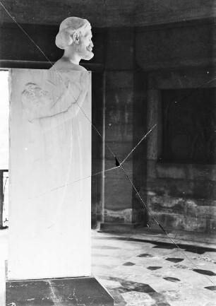 Jena. Denkmal für Ernst Abbe von Max Klinger : Jena, Carl-Zeiß-Platz. Denkmal für Ernst Abbe (Ernst-Abbe-Herme, Marmor) von Max Klinger im Ernst-Abbe-Denkmal, sogenannter "Abbe-Tempel" (Entwurf von Henry van de Velde, mit Bronze-Reliefs von Constantin Meunier). 1908-1911