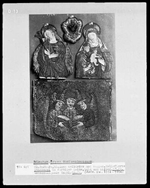 Reliefstickerei, hl. Barbara, hl. Anna Selbdritt und Wappen, unten: singende Engel