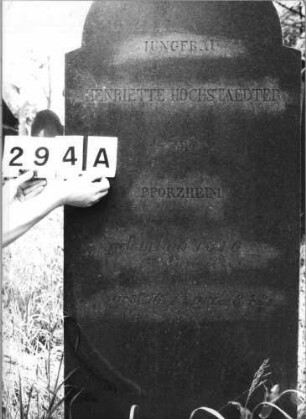 Grabstein 294 (Index: 99629795) Material: Sandstein Zustand: vorne völlig abgeblättert Maße HxBxT: 142x60x8 cm Beschreibung: Stele mit eingezogenem Rundbogenabschluß: Grabstein 294A