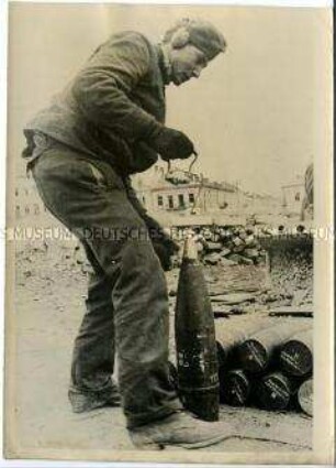 Wehrmachtssoldat mit Granaten an der Ostfront