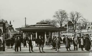 Postplatz, Wallstraße : Dresden, Postplatz, Straßenbahnknotenpunkt mit Wartehäuschen und Wartenden