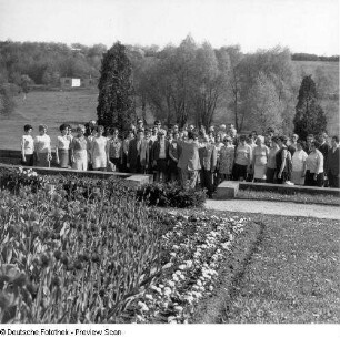 Besuch der Mahn- und Gedenkstätte für die Opfer des Faschismus des Dorfes Lidice. Chorsingen unter Leitung von Hans-Dieter Pflüger nach der Kranzniederlegung