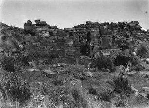 Inka-Ruinen von Condor Huasi : Eine Person vor einer Ruine der Inka-Festung Condor Huasi (Haus des Kondors), vermutlich die heutige Fundstätte El Fuerte.