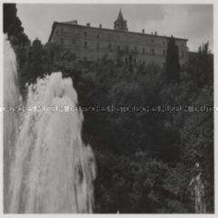 Tivoli, Villa d'Este, Blick über die Fontäne zur Villa
