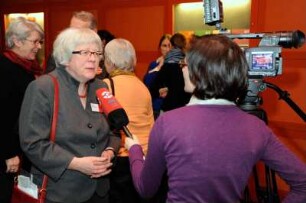 Eröffnung der Ausstellung "Weltuntergang 2012? Der Dresdner Maya-Codex und seine Entzifferung". Kuratorin Katrin Nitzschke wird vom Dresden Fernsehen interviewt