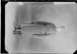 Mann in SA-Uniform mit Mantel (Scharführer)