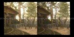Offiziere vor ihrem Blockhaus im Wald